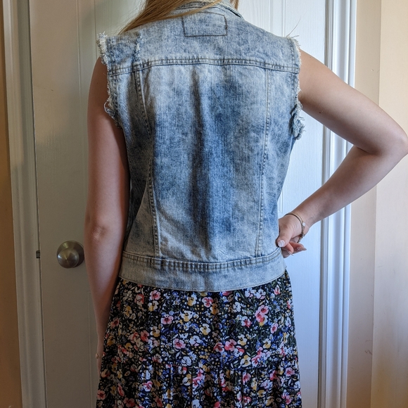 Bershka Distressed Light Wash Collared Crop Denim Vest Size M - Picture 2 of 10